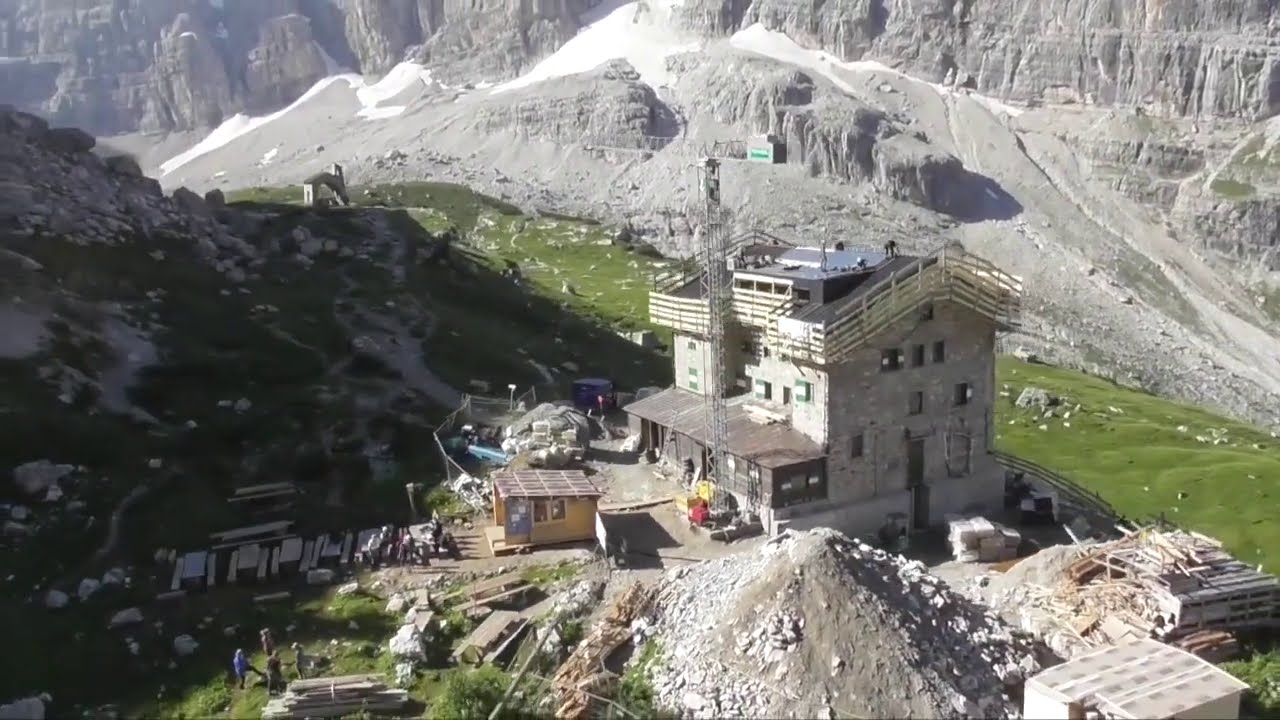 In volo sul rifugio Brentei. Ecco come procedono i lavori
