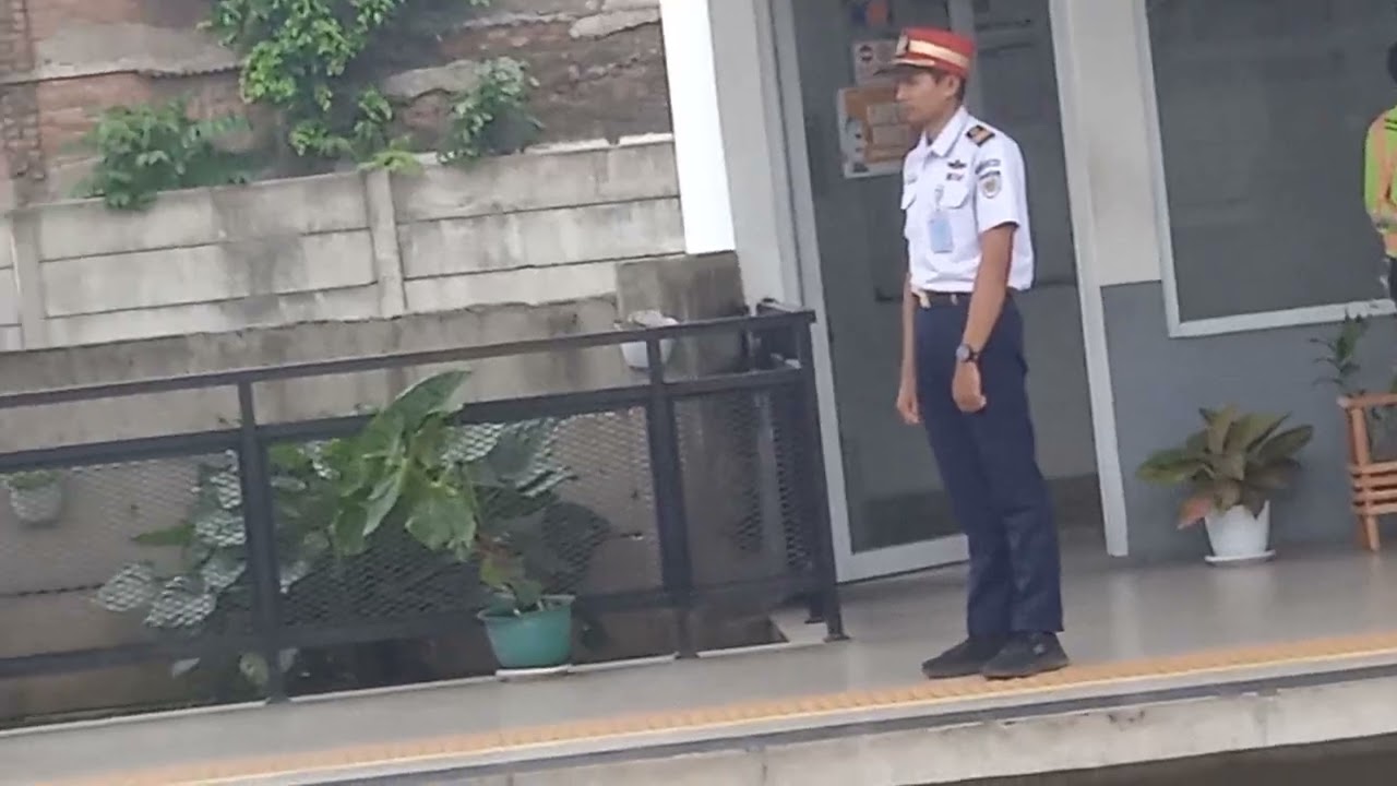 Ka serayu menlitas langsung di jalur 2 stasiun cimindi