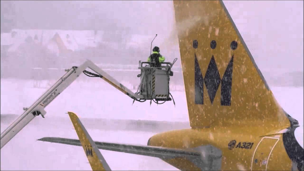 Monarch Airline A321 sharklets snow landing in Friedrichshafen + De-Ice