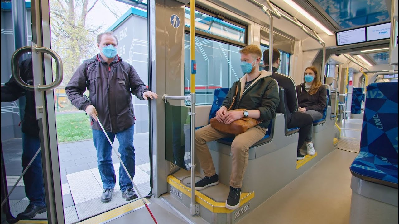 Mit Sehbehinderung in Bus und Bahn? Ja, sicher! #barrierefreidabei [Video mit Audiodeskription]