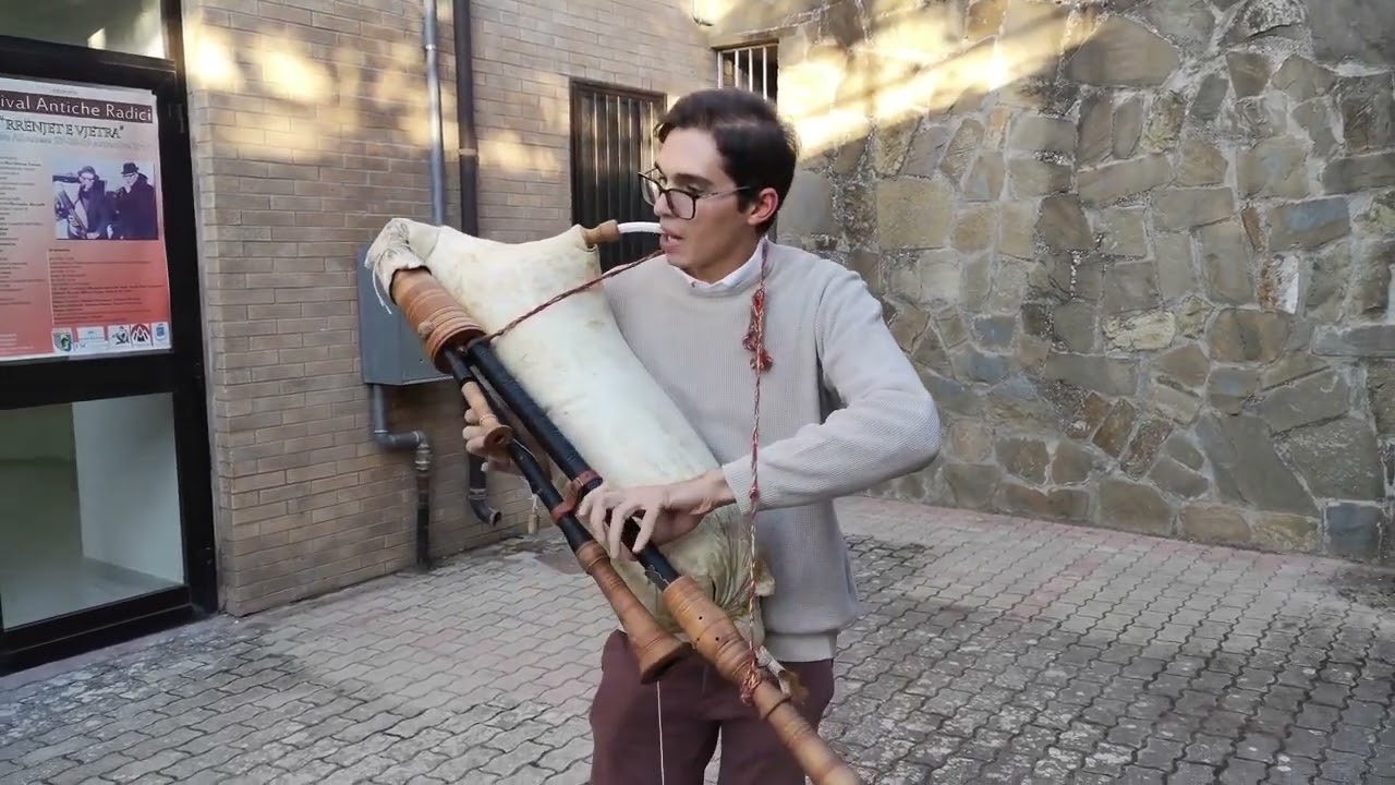 Italian bagpipes: Vincenzo Sanzo plays a Tarantella on zampogna a chiave di 4.5 palmi in C or B