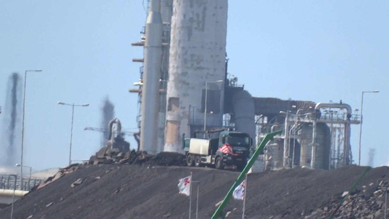 De Esso-raffinaderij in het Botlekgebied (tegenwoordig: ExxonMobil)