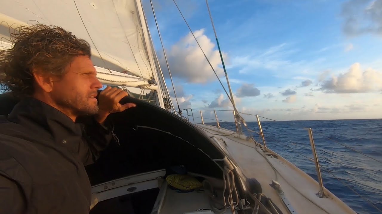 Ep. 339 Sailing alone out into the blue - Panama kicks me out