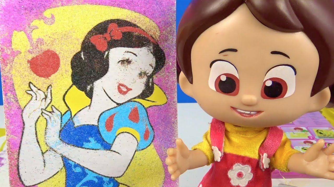 Niloya Kum Boyama Aktivite seti a&ccedil;ıyor Prenses kum boyama kartından Pamuk Prenses boyuyor