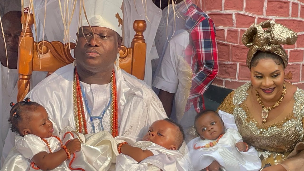 ROYAL TWINS TAKE THEIR THRONE! AS OONI THEIR FATHER GAVE THEM HEARTFELT WELCOME IN ILE -IFE
