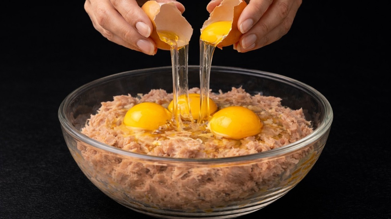 Unglaublich lecker: Gebratener Thunfisch mit Ei in nur 5 Minuten! Das einfachste Rezept der Welt!
