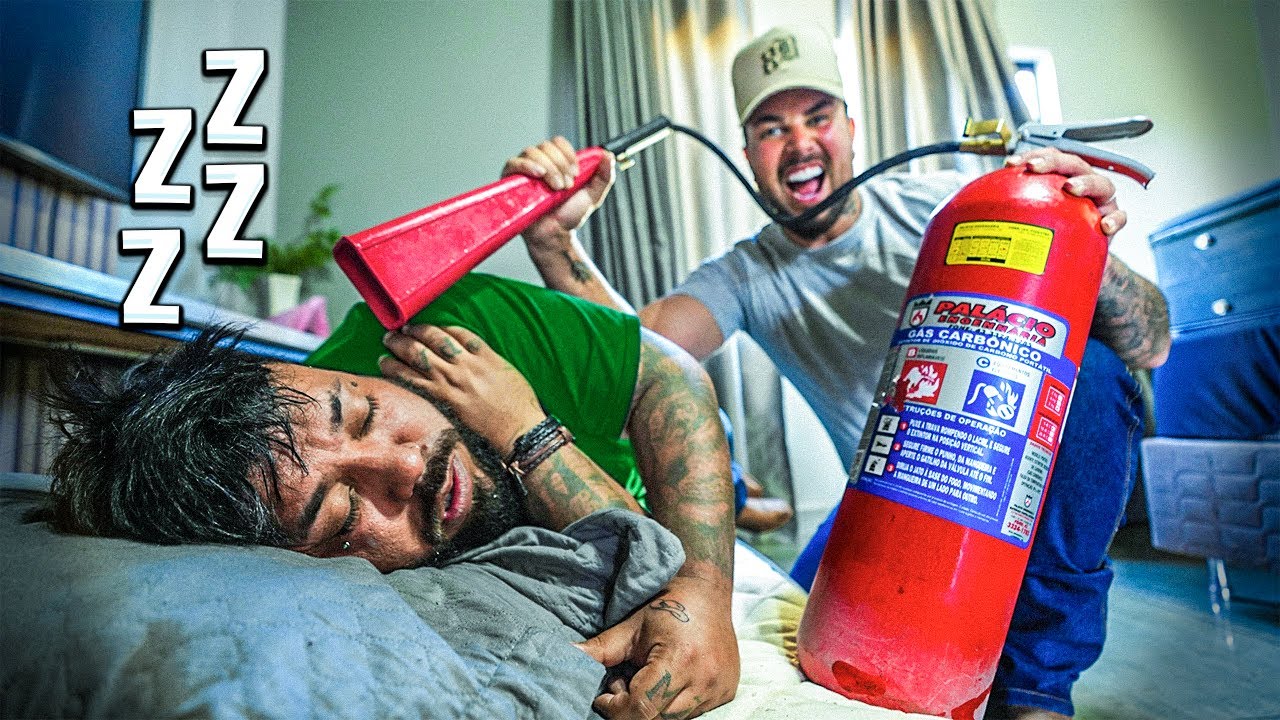 ACORDANDO O BOTO COM EXTINTOR 🧯!! * agora vou ser expulso da fazenda * 🤣