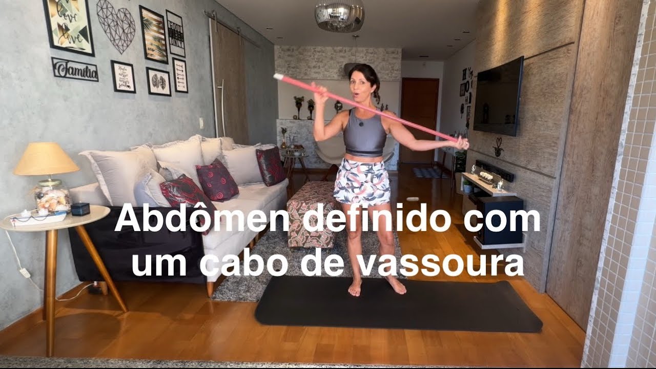 Abdômen definido usando apenas um cabo de vassoura.