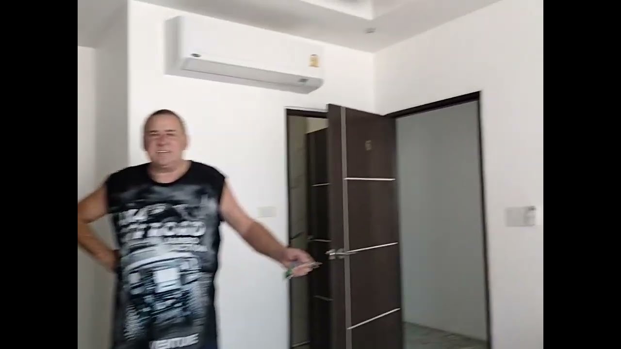 Moggy shows me the rooms. Moggys Pattaya 