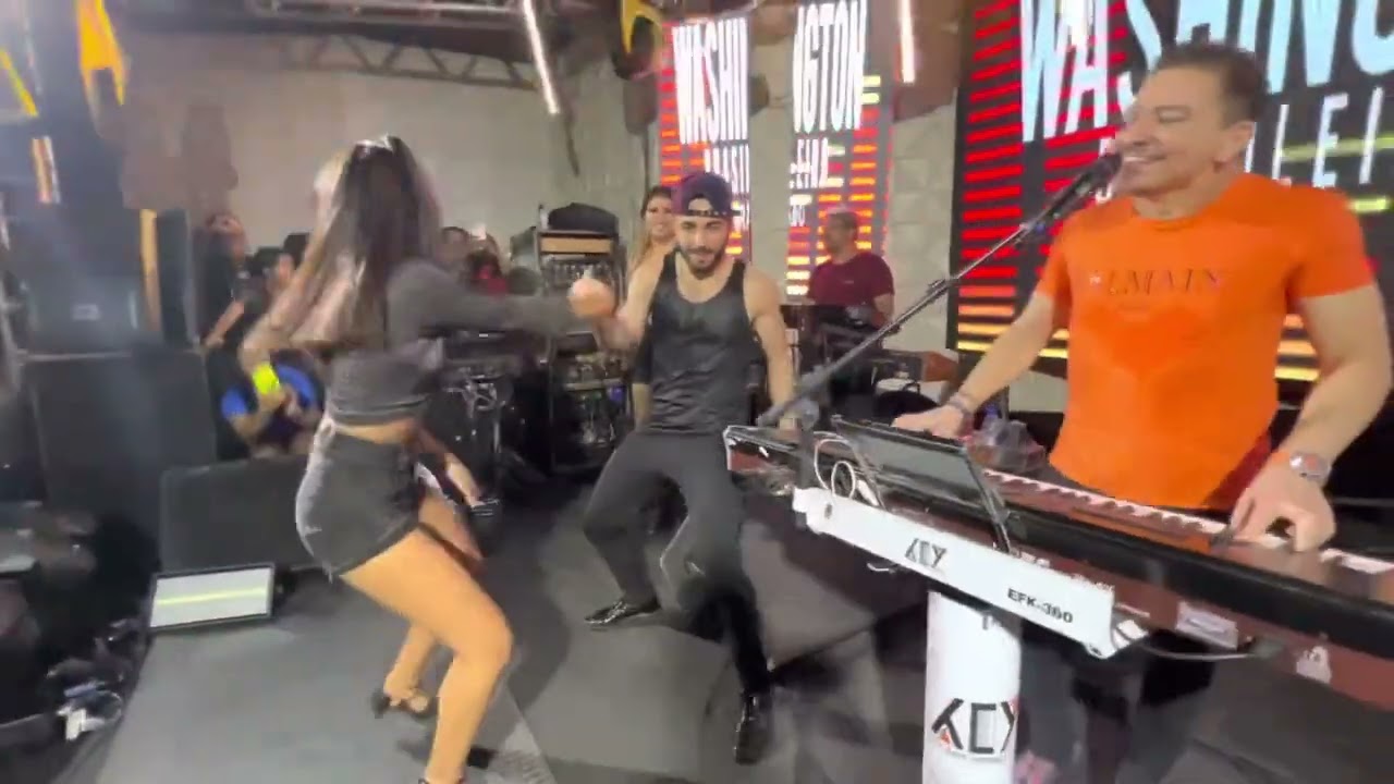 A PEQUENA DANÇA MUITO 😱, ELA SACUDIU NO PALCO