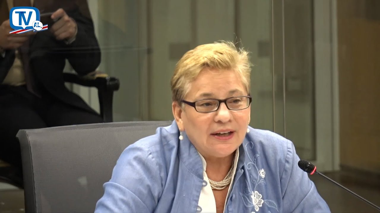 Censuran a ministra de educación pública