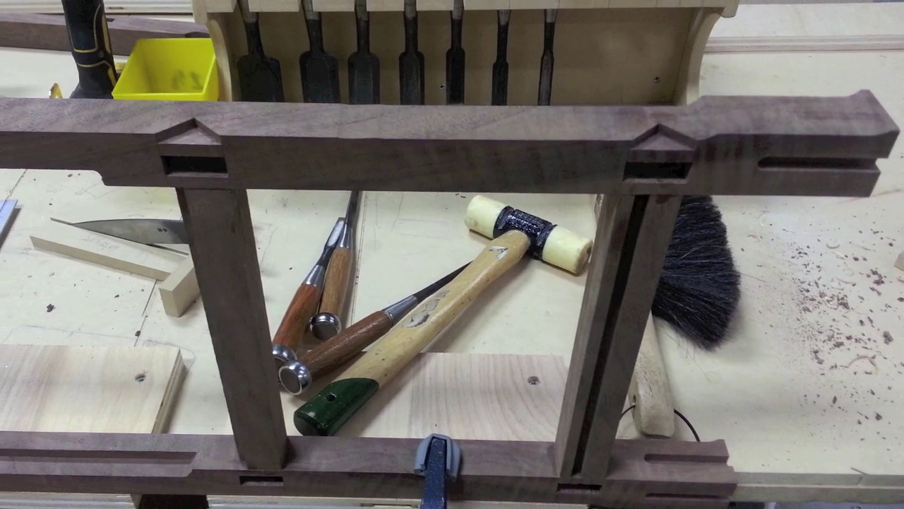 Chang-ho(shoji) lamp making with a traditional joinery method.