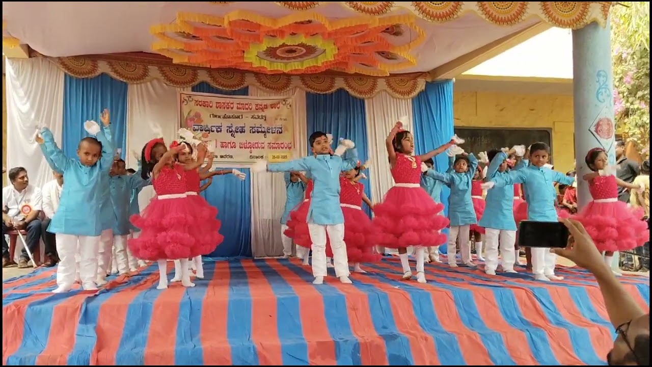 1 st std English medium dancing to -Dundu Bhoomige sutto khushi