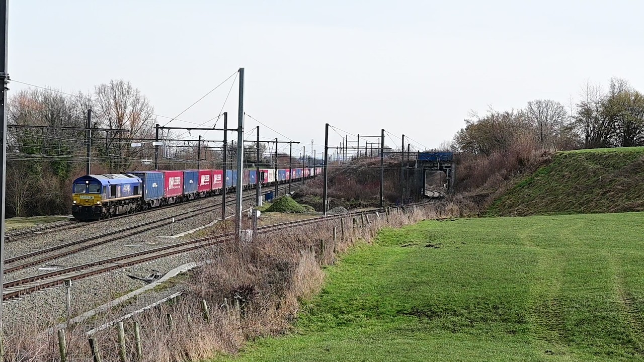Railtraxx class 66 met containers in Montzen op 9-2-2026.