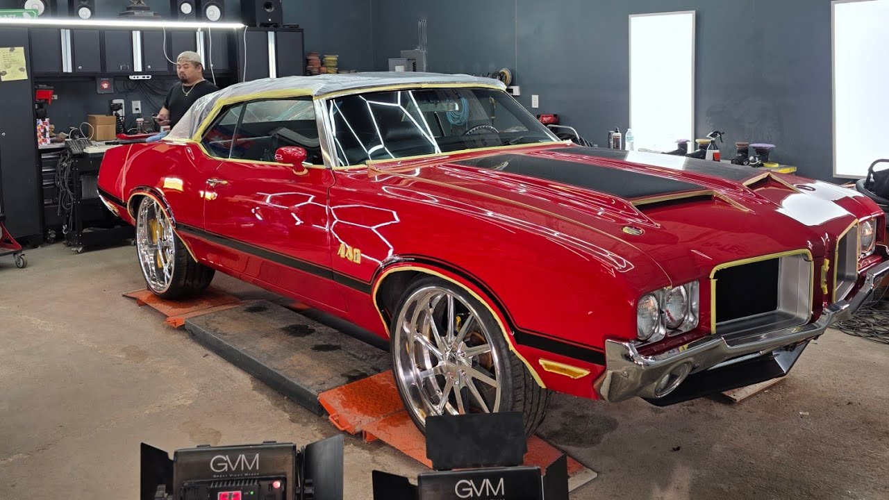 @BamCunningham восстанавливает блеск кабриолета Oldsmobile 442 1971 года выпуска.