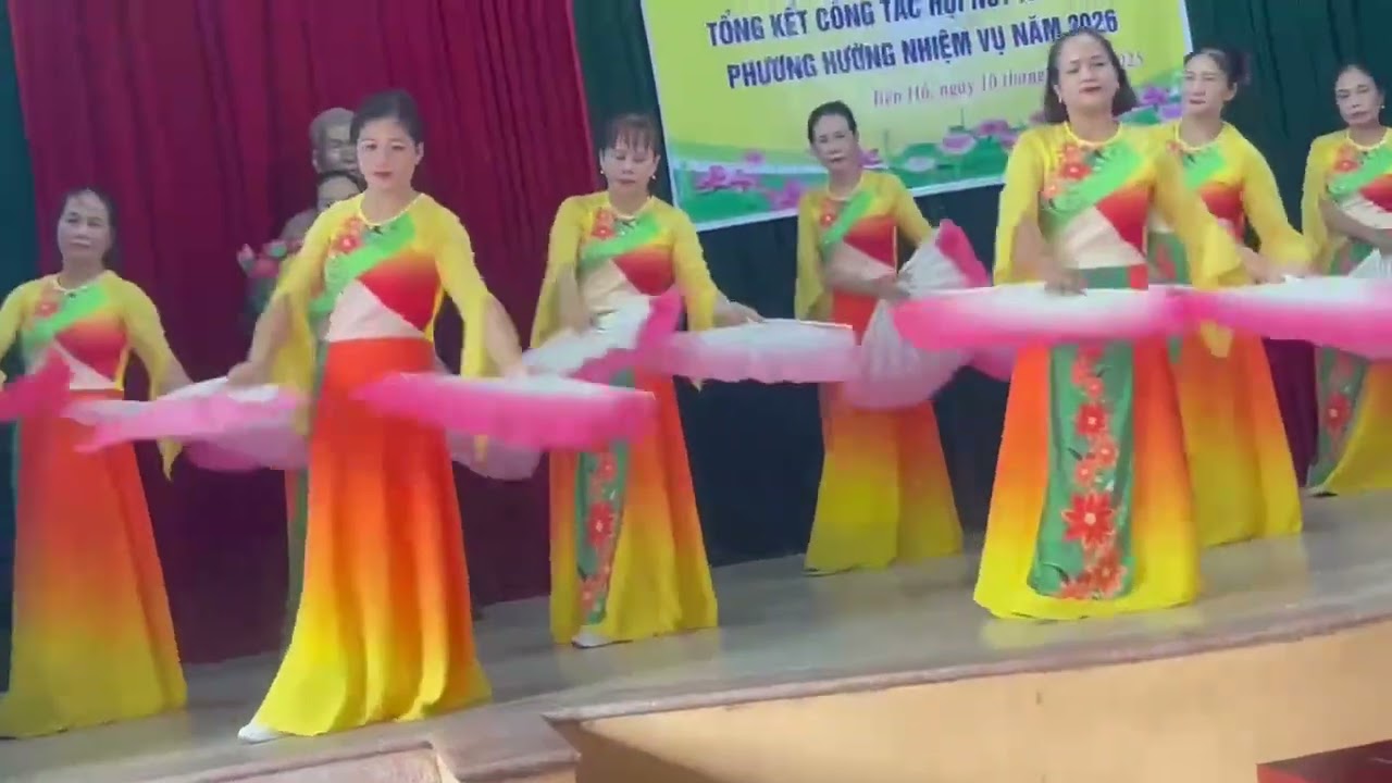 Sắc xuân do câu lạc bộ dân vũ Bến Hồ