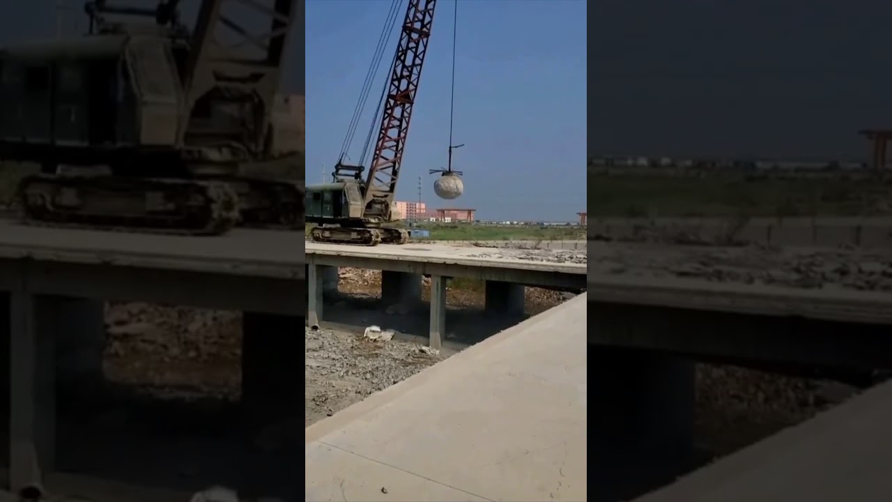 Demolici&oacute;n de v&iacute;a elevada mediante el impacto de bola de derribo