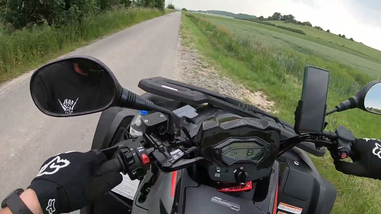 Kymco mxu 550. 2025. Zwischen Felder.