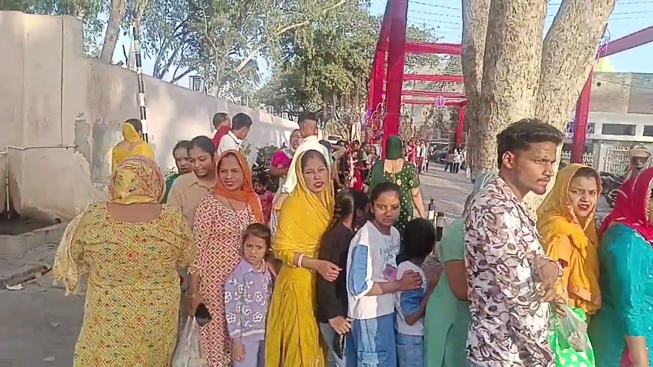 फागुन उत्सव  के दौरान एकादशी के कीर्तन पर खाटू श्याम मंदिर में उम्र अपार्ट जैन समूह