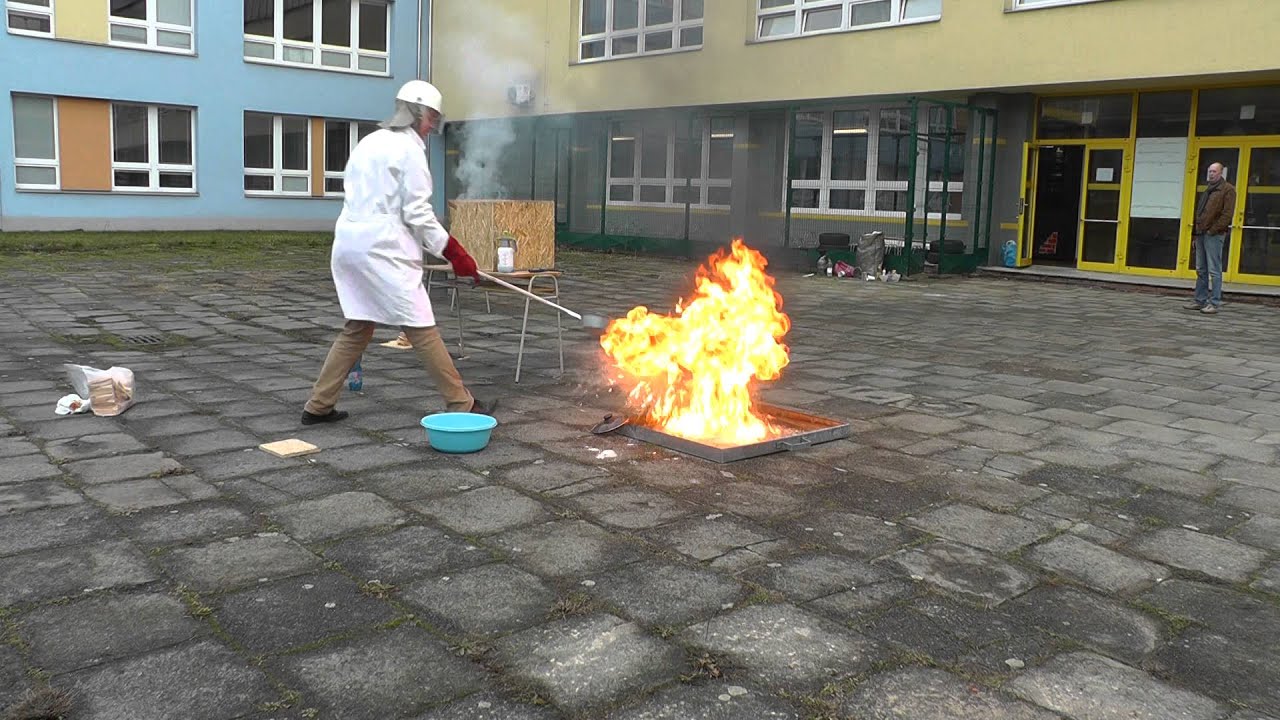 Zalití hořícího oleje vodou