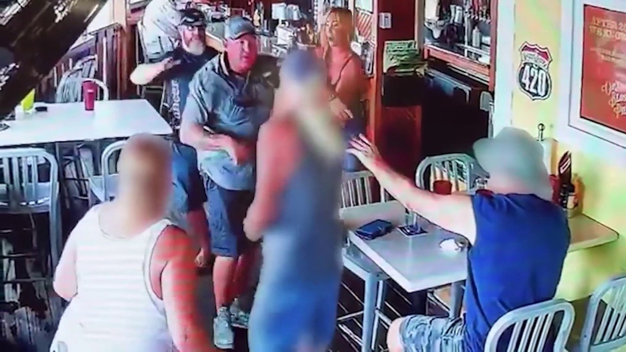 Сержант из Волуши арестован по обвинению в побоях после пьяной драки с парой в баре, сообщает шериф