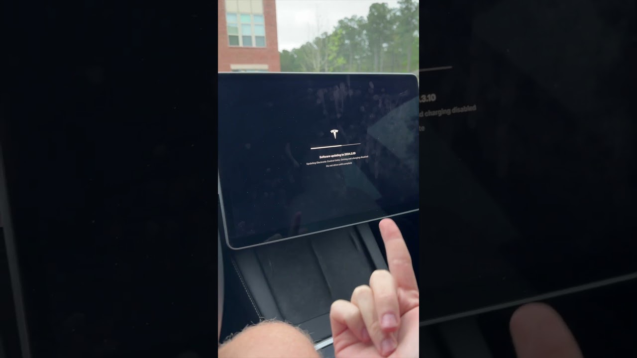 Застряли в Tesla во время установки обновления программного обеспечения?