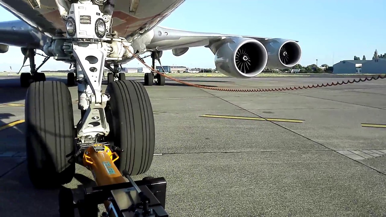Cargolux B747-8 pushback @ LHBP