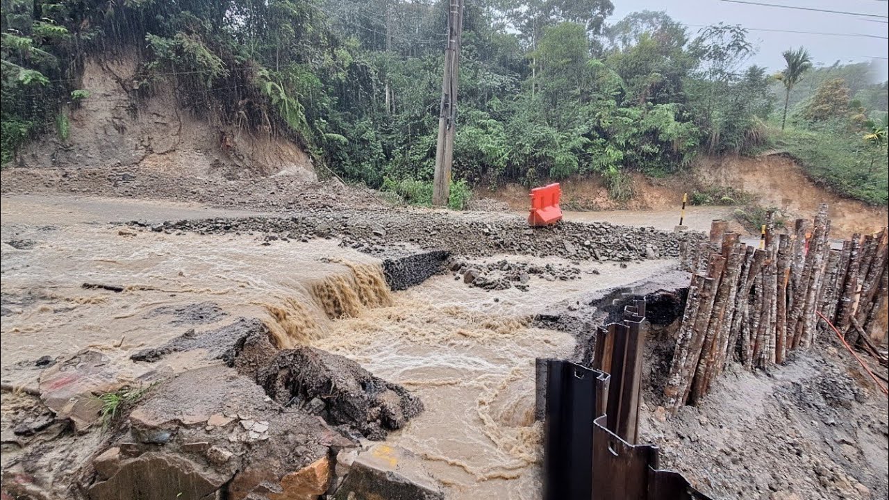Sore ini‼️Saat melakukan pemancangan tiba-tiba datang hujan dan langsung banjir masuk ke lobang