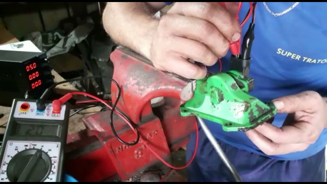 Teste do sensor de posição do levante hidráulico do trator John Deere 6405 e solução de falha.