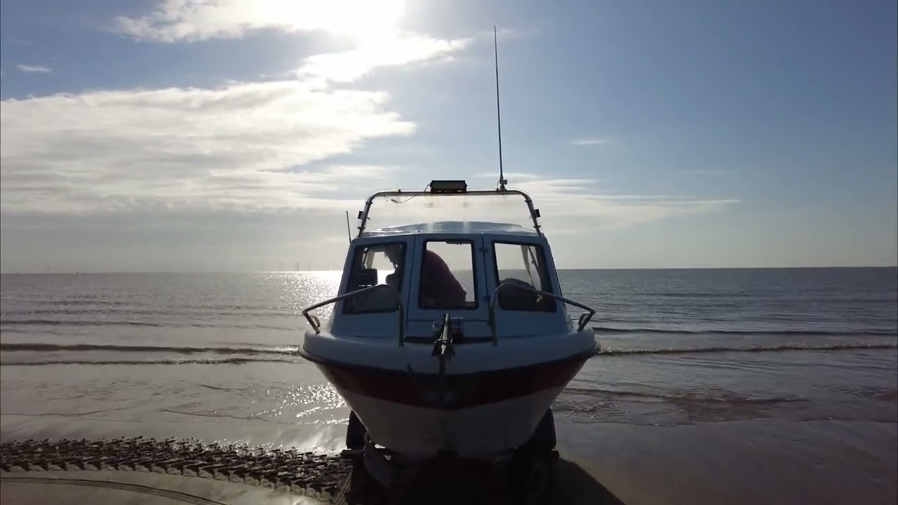 BOAT LAUNCHING AT SKEGNESS LINCOLNSHIRE,  SKEGNESS BOAT CLUB