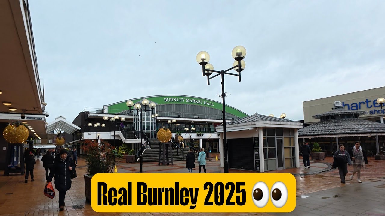 Burnley 2025 Walking Tour 🇬🇧| Rainy Christmas Rush, Students, Regeneration & REAL Street Life