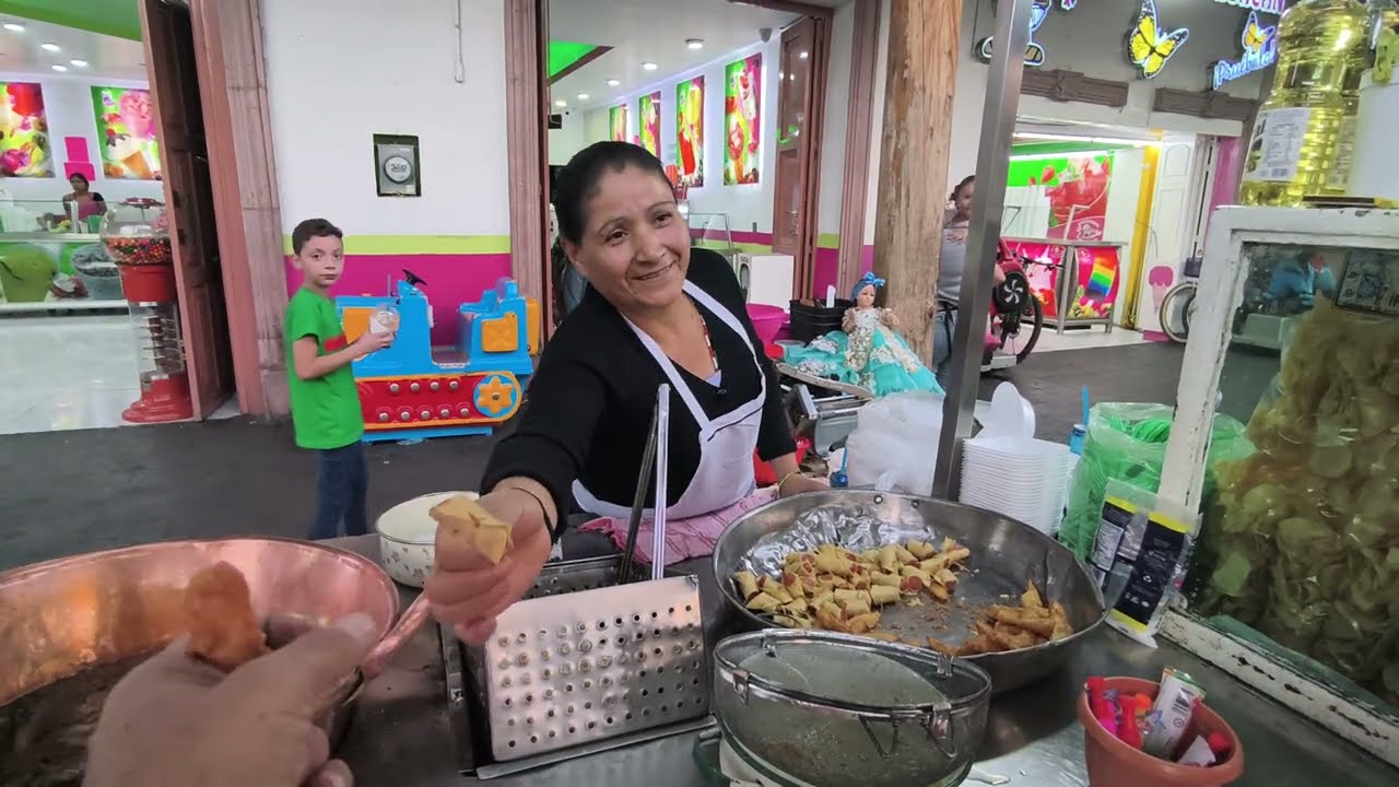 Todos los antojitos en la Plaza Principal de Tangancíuaro en domingo ¿Verdad que si, Jesús? ¡Síiii!