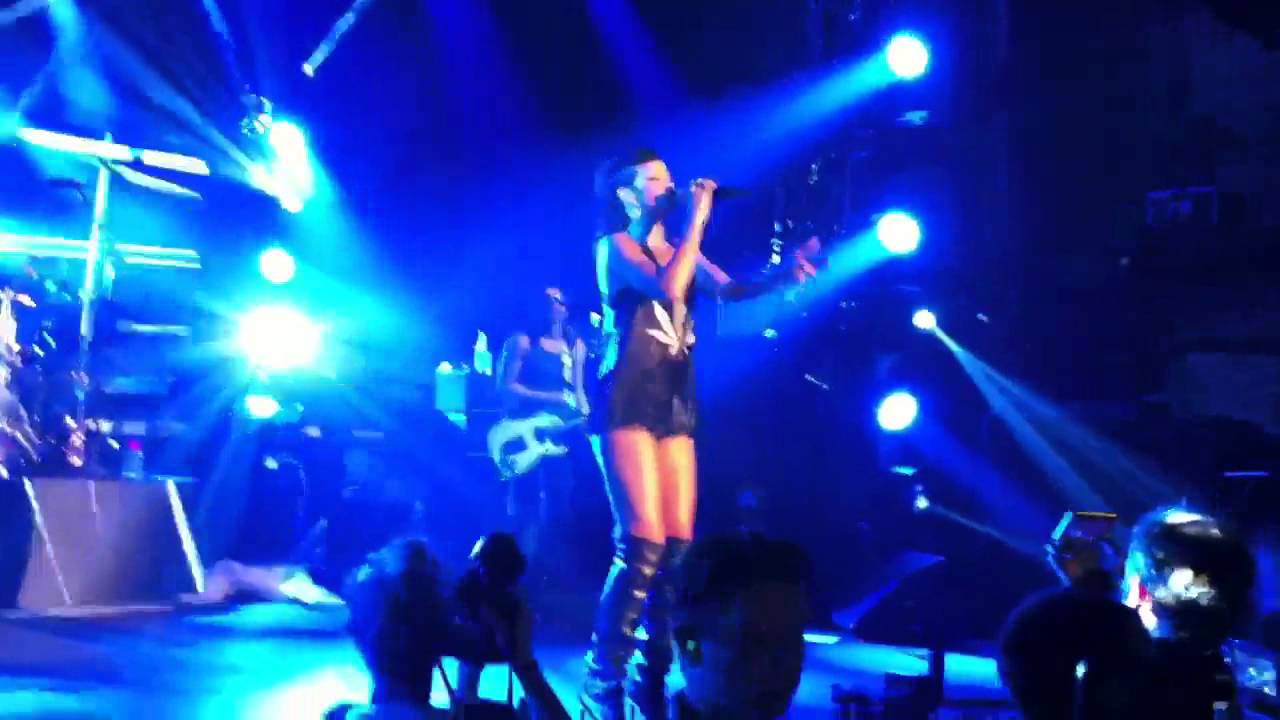 Rihanna - Diamonds - LIVE at E-WERK, Berlin