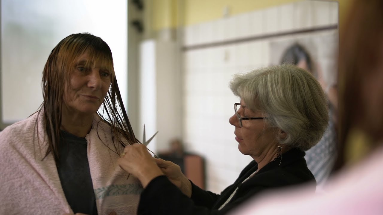 Le Mans : Pierrette et le salon de coiffure solidaire des Restos du cœur