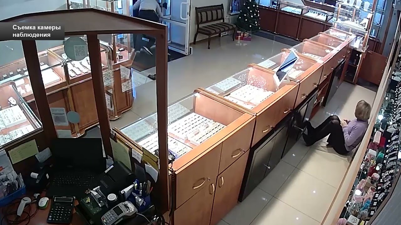В Сибае полицейские наградили местного жителя, который помог задержать вооруженного налетчика