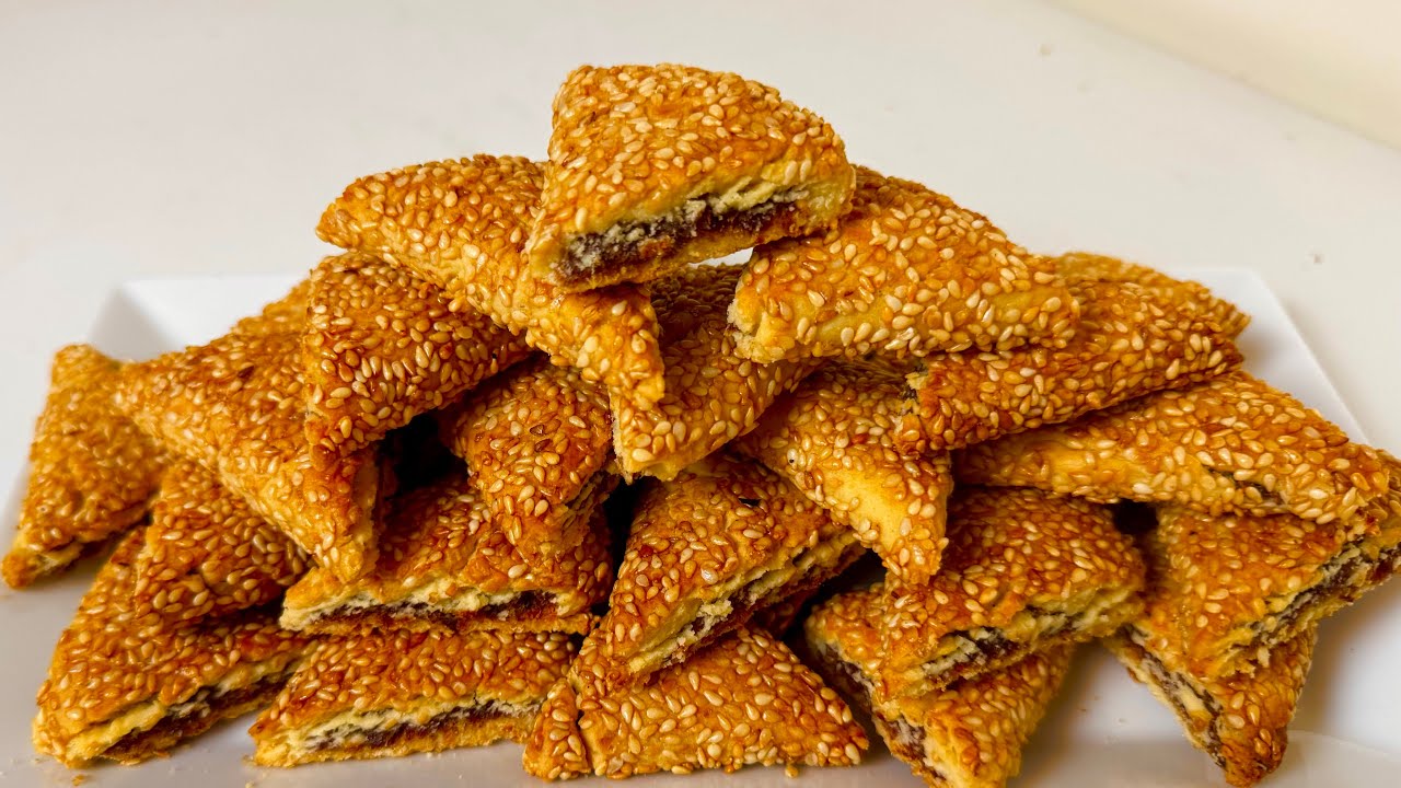 بسكوت التمر بالسمسم بشكل جديد 🔥بدون مجهود قطعيه دفعه واحده🔥بيدوب فالبق والطعم رهيييب🔥