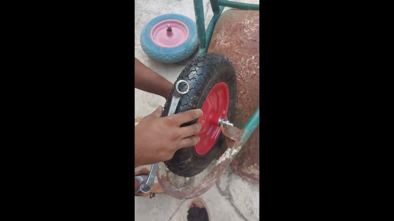 come si cambia una ruota della carriola.sostituzione . how to change the wheel of the wheelbarrow.