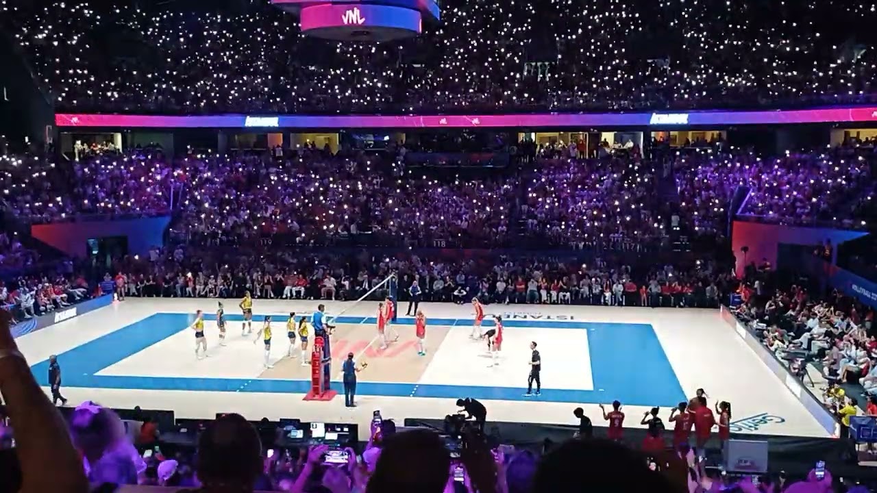 Sinan Erdem'de muhteşem atmosfer #fileninsultanlari İstanbul #vnl #t&uuml;rkiye #millitakim 