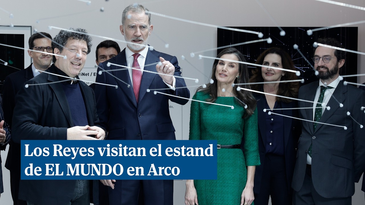 Los Reyes visitan el estand de EL MUNDO en Arco