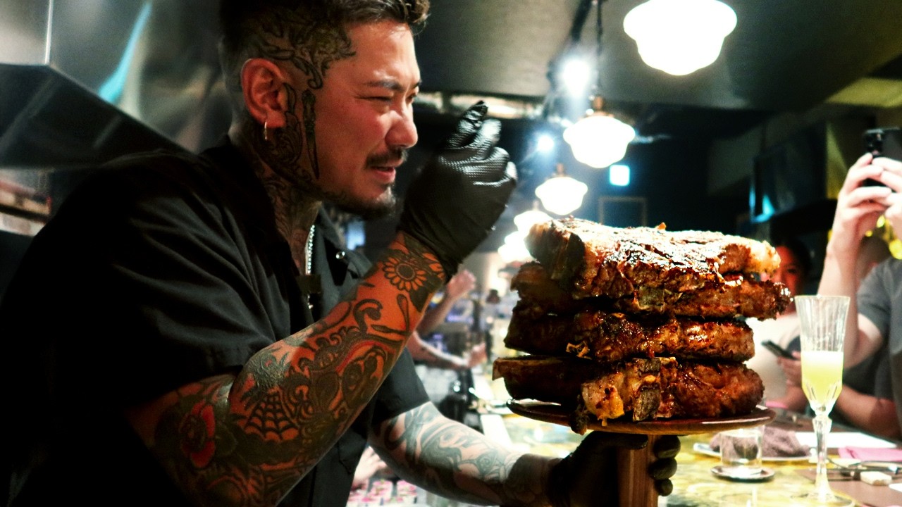 Якудза? Нет. Полностью татуированный шеф готовит Wagyu T‑Bone с настоящей страстью!