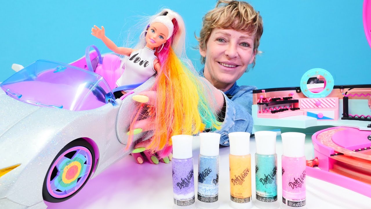 Nicoles Friseursalon - Barbie m&ouml;chte eine neue Frisur - Spielzeugvideo mit Puppen