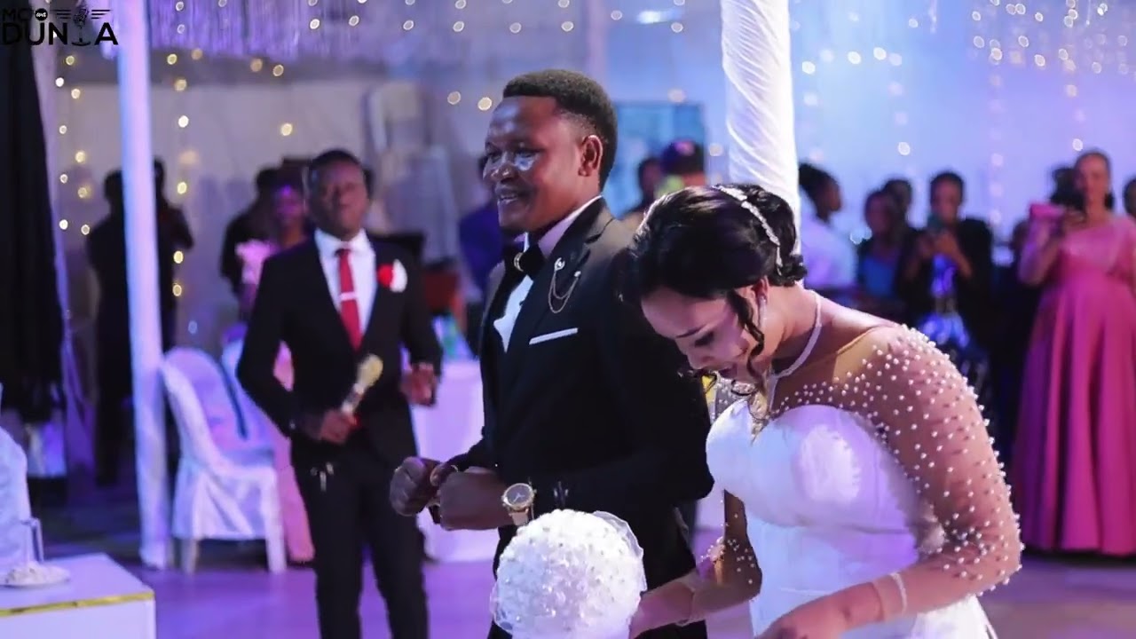 ANGALIA SYLVESTER NA MARIAM  WALIVOINGIA UKUMBINI.
