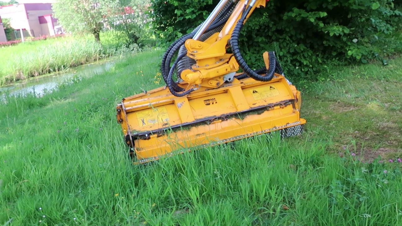 Slurpmachine wordt boos omdat ik hem stond te filmen. Maaizuigcombinatie.