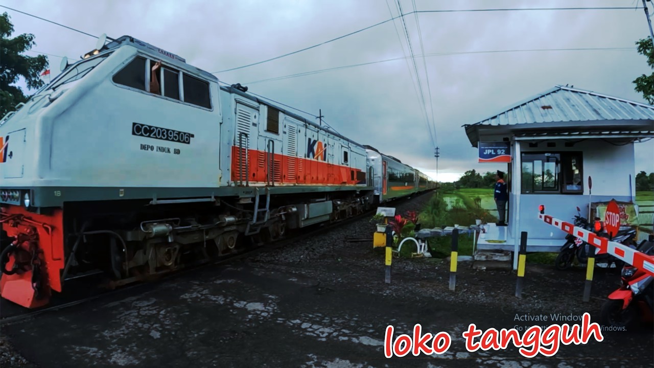 Premium.!! Kereta api Logawa Tawangalun di track lurus tanpa hambatan