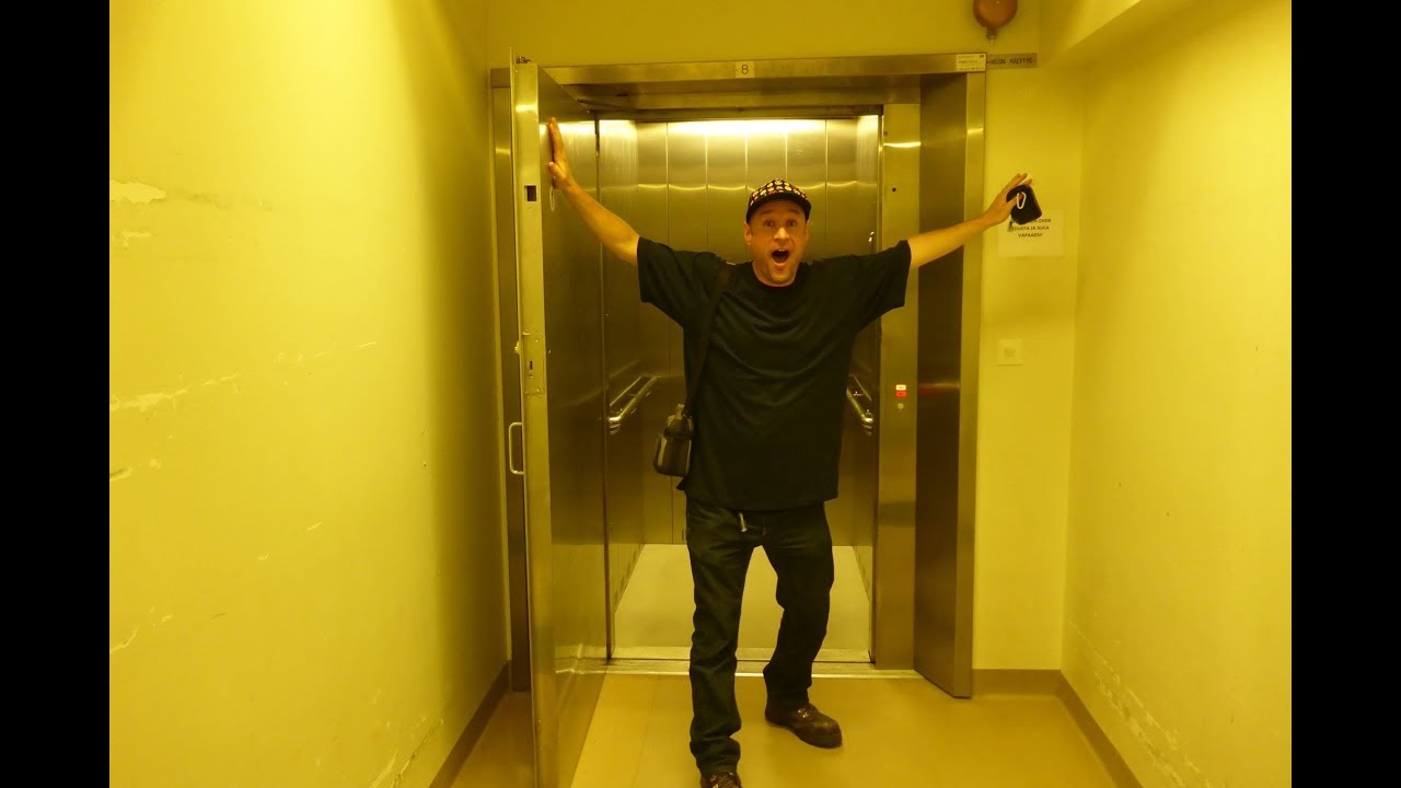 No inner door on this elevator.