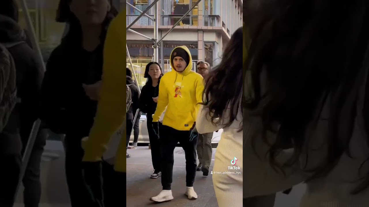 People’s reactions #newyork #walkingdownthestreet  #reactionvideo #reactions #captured #paparazzi