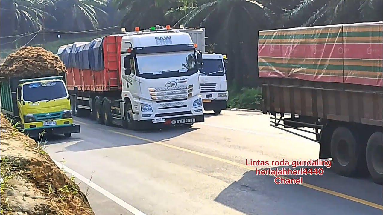 Truk trailer trailer mati di tengah tanjakan bukit kodok 