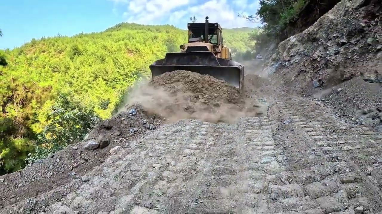 РАБОТЫ ПО ОТКРЫТИЮ ДОРОГИ С ПОМОЩЬЮ БУЛЬДОЗЕРА CATERPILLAR В ЗОНЕ ОПОЛЗНЯ И ОБРЫВА #работа #бульдозе