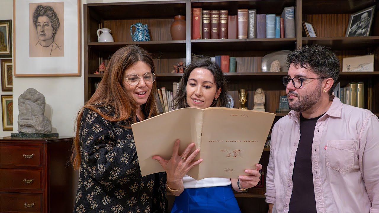 Manuela Velasco visita el museo de Carmen Conde horas antes de encarnar a la escritora cartagenera