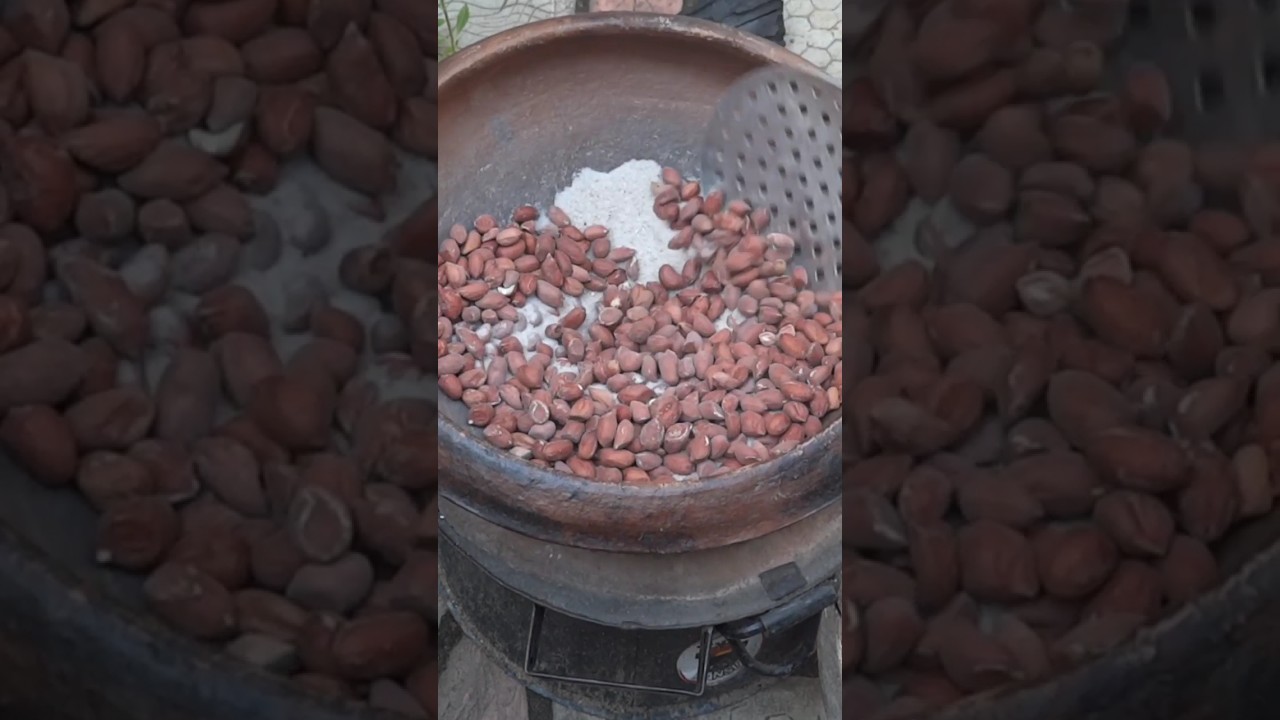 Arachide grill&eacute;e avec du sable /roasted peanuts (groundnuts)